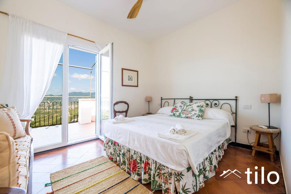 Bed, Natural landscape, Photo of the whole room, Bedroom, Mountain view