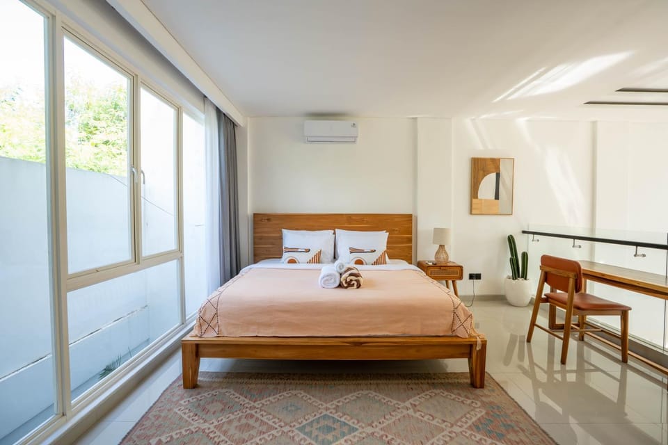 Bed, Photo of the whole room, Seating area, Dining area, Bedroom, air conditioner