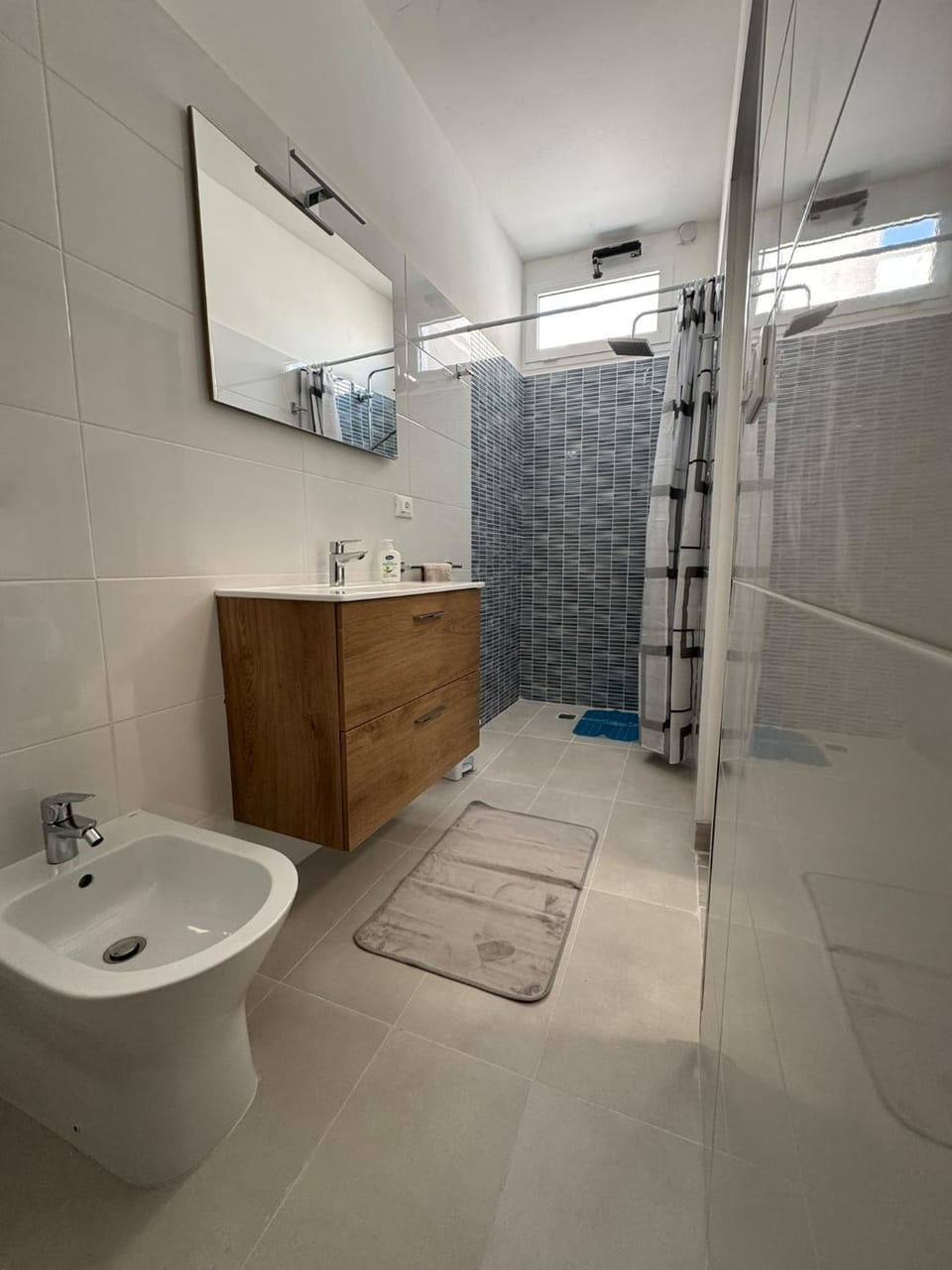 Shower, Toilet, Bathroom, towels