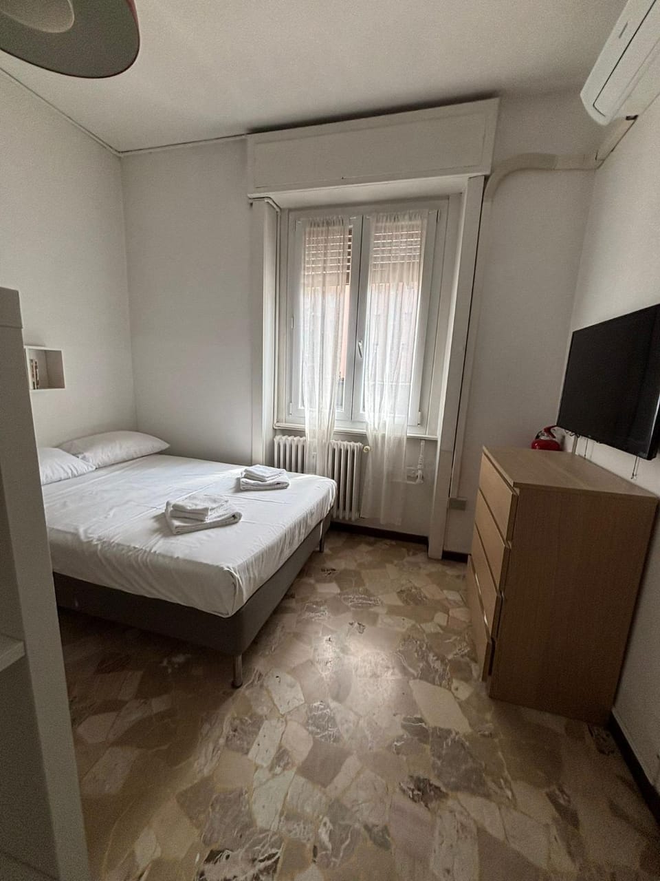 Bed, TV and multimedia, air conditioner