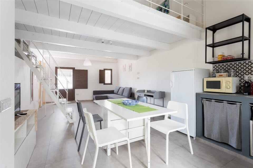 Kitchen or kitchenette, Seating area, Dining area, oven, stove
