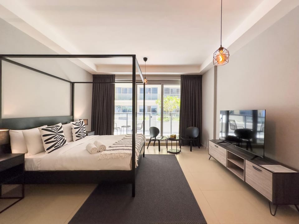 Bed, TV and multimedia, Seating area, Bedroom