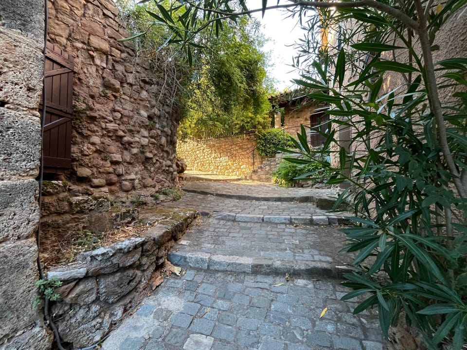 Maison provençale dans village médiéval House in French Riviera