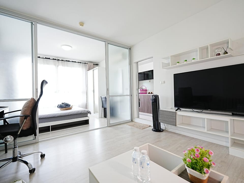 Property building, Restaurant/places to eat, Bed, Kitchen or kitchenette, Living room, Photo of the whole room, Seating area, Evening entertainment, Bedroom, air conditioner