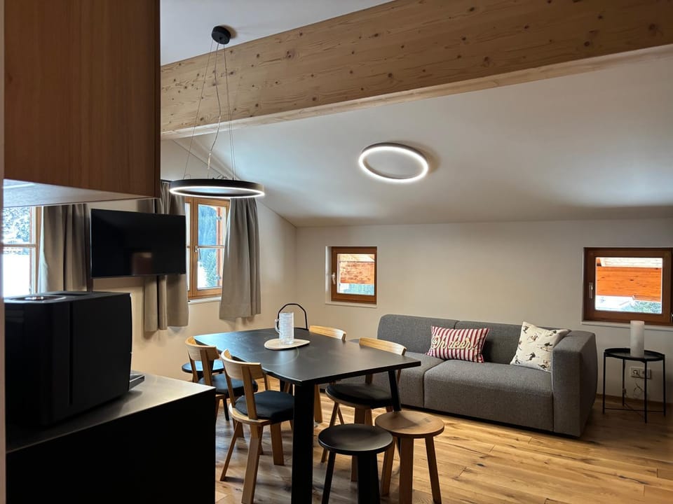 Seating area, Dining area