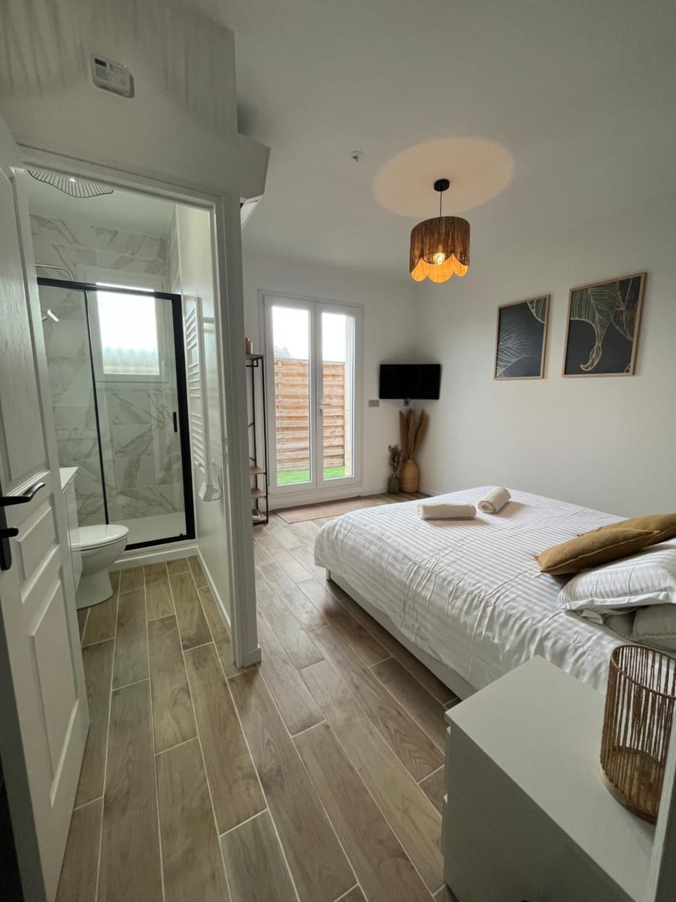 Bed, Bathroom, Photo of the whole room, Bedroom