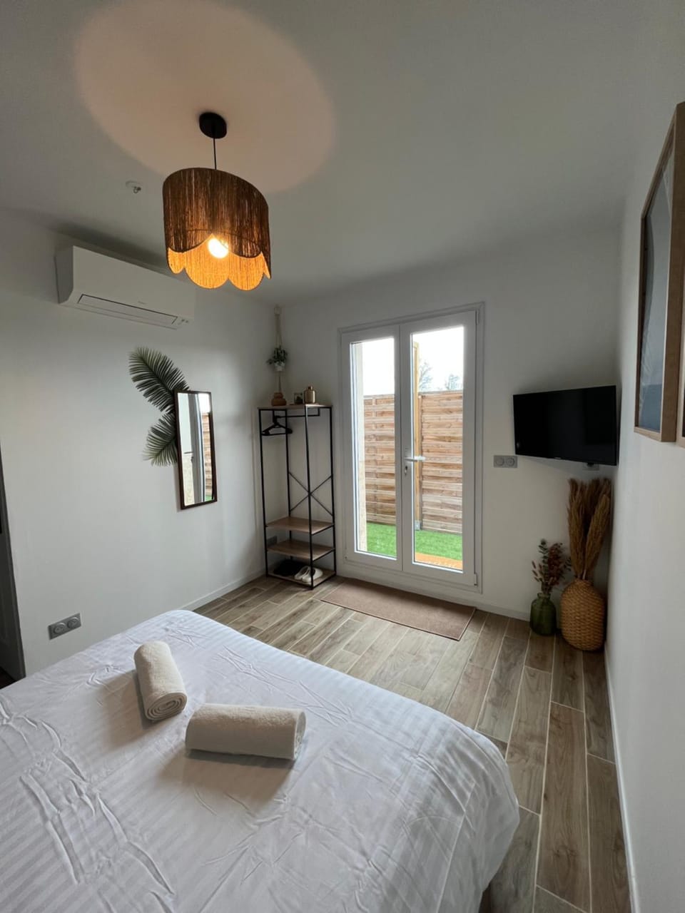 Patio, Bed, TV and multimedia, Photo of the whole room, Bedroom, air conditioner