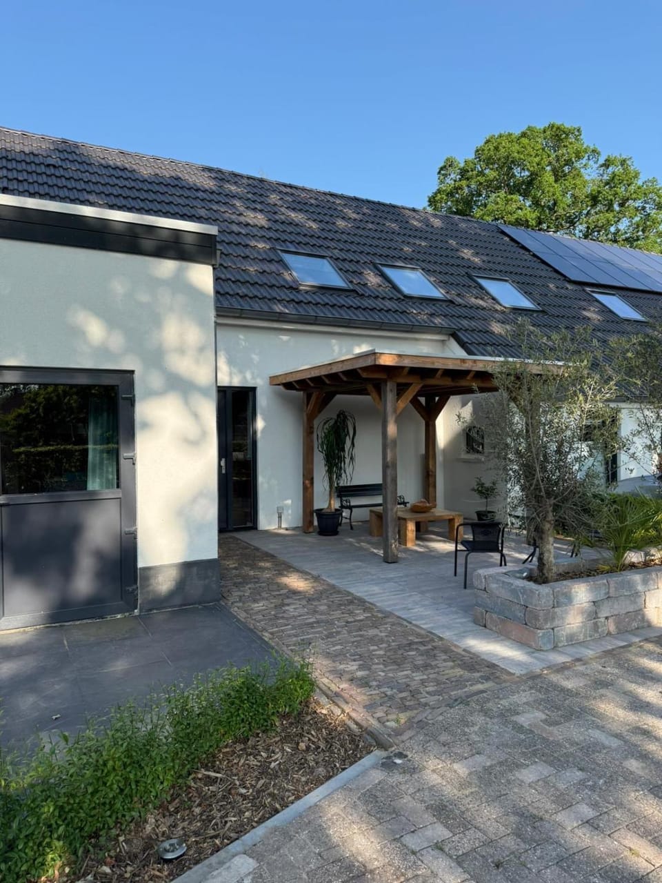 Property building, Patio, Garden, Balcony/Terrace