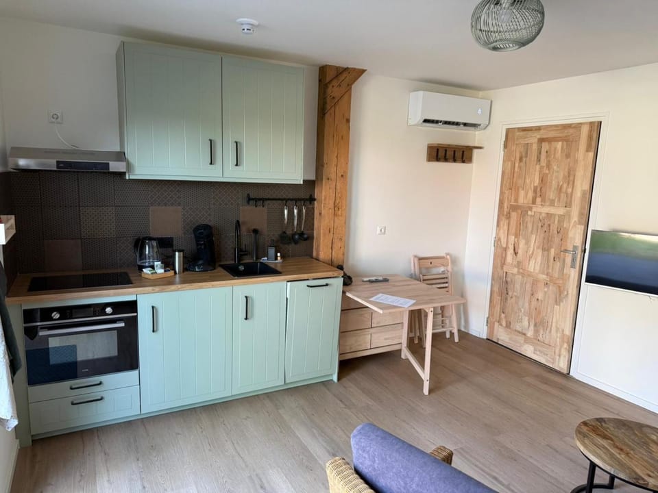 Coffee/tea facilities, Kitchen or kitchenette, Dining area, dishwasher, oven, stove