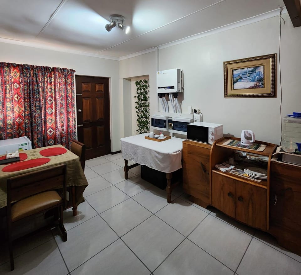 Kitchen or kitchenette, Dining area, microwave