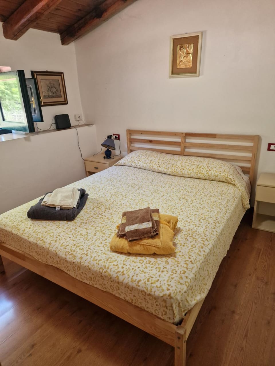 Bed, Photo of the whole room, Bedroom, towels