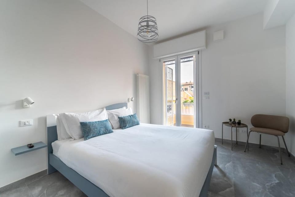 Luxury Station Oasis with Balcony Apartment in Bologna