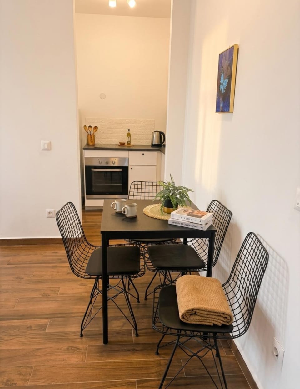 Kitchen or kitchenette, Dining area, oven