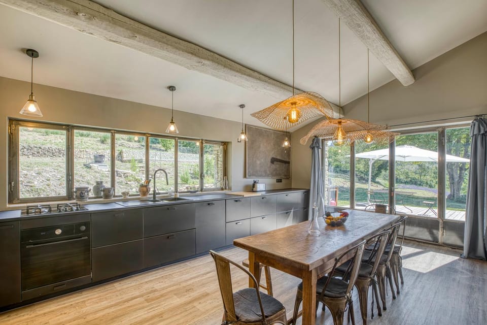 Kitchen or kitchenette, Dining area