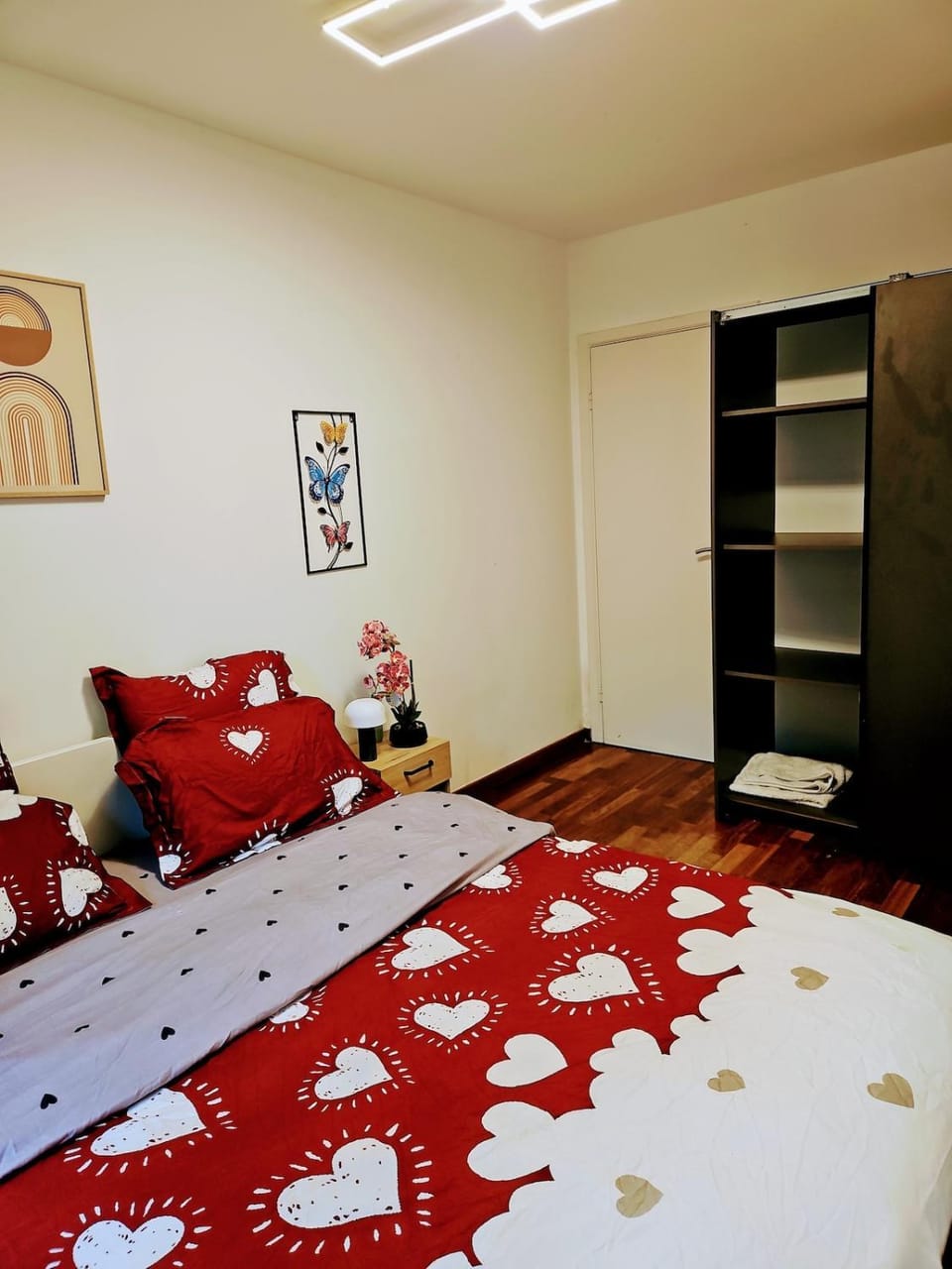 Photo of the whole room, Bedroom, wardrobe