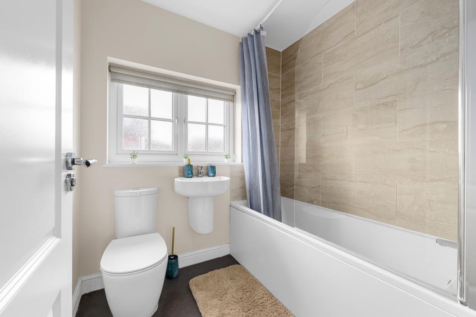 4 Bedroom House In Manchester Apartment in Manchester