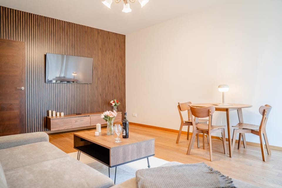 TV and multimedia, Living room, Seating area, Dining area