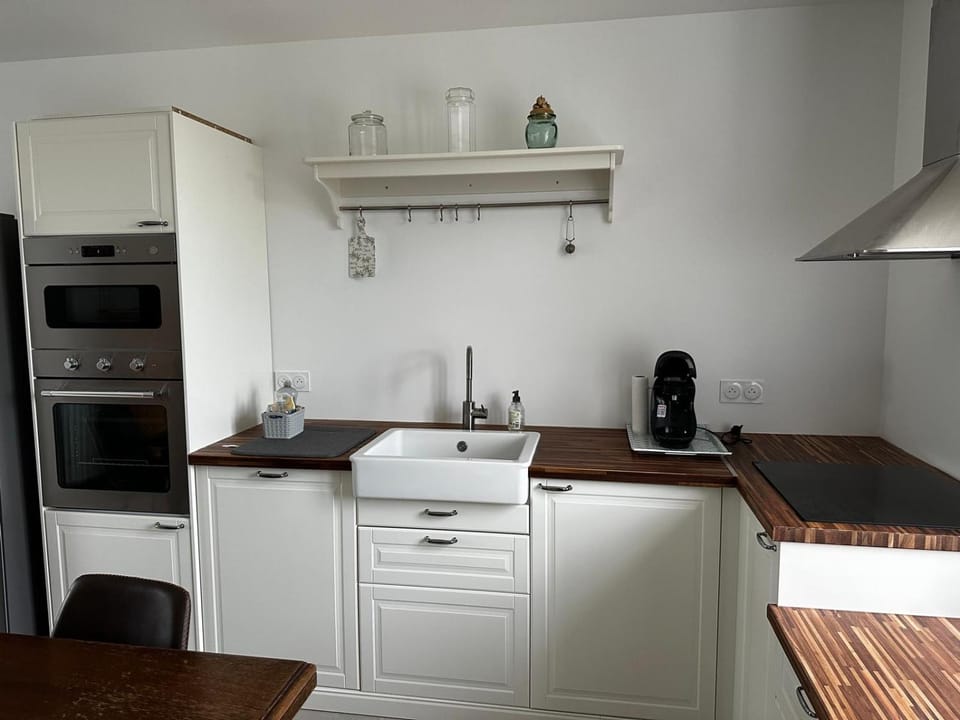 Kitchen or kitchenette, dishwasher, oven, stove