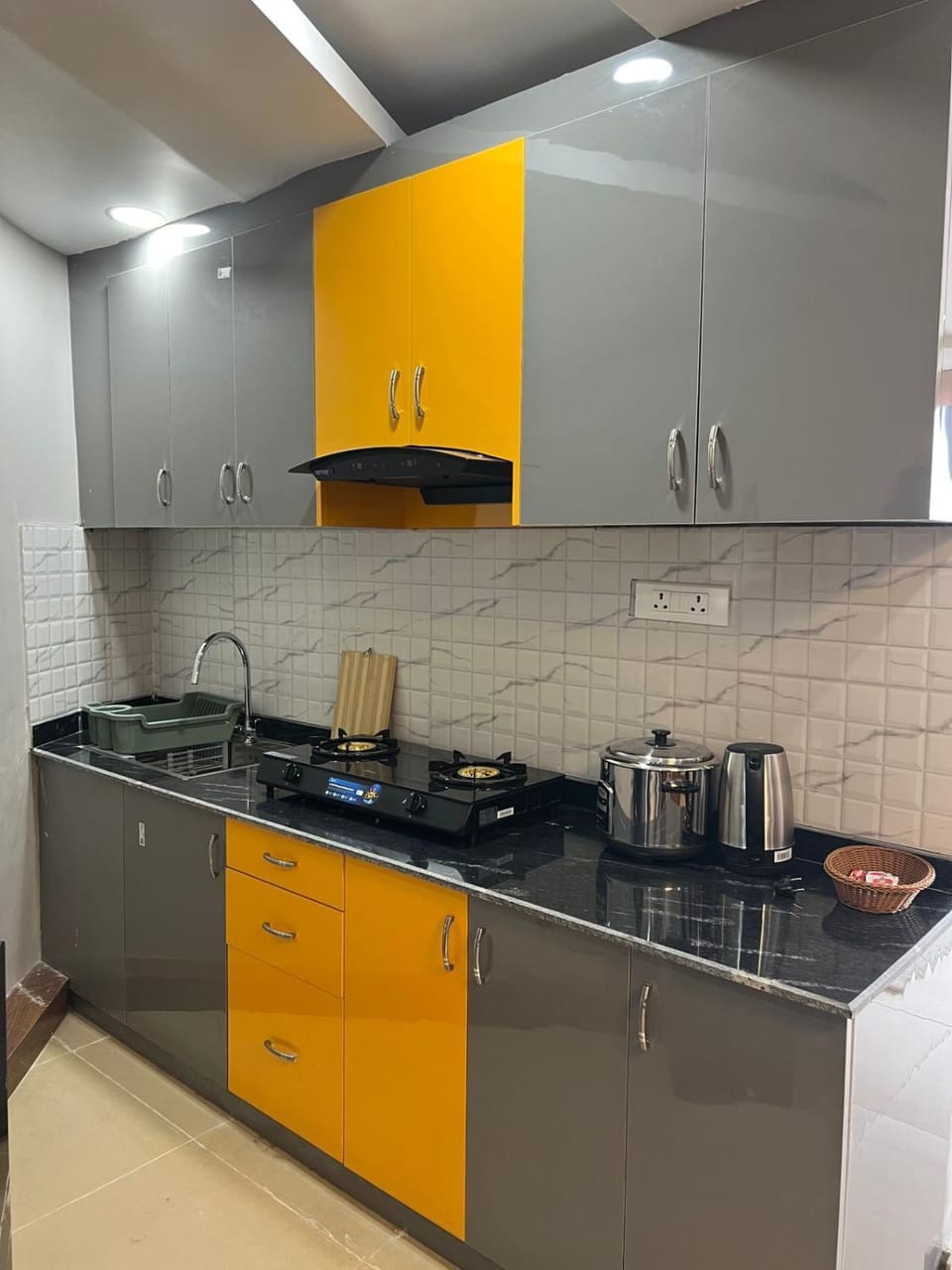 Coffee/tea facilities, Kitchen or kitchenette, stove