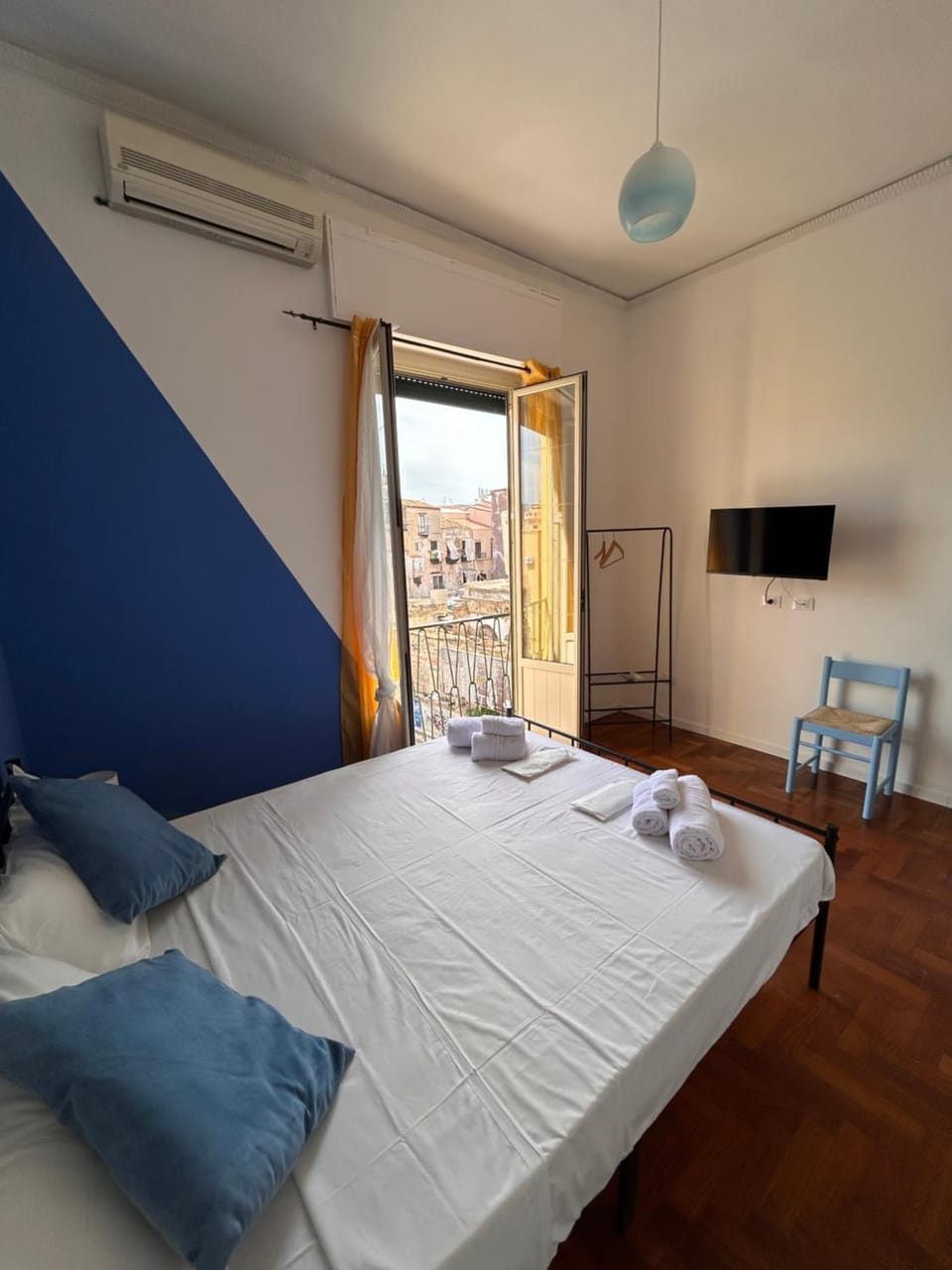 Bed, TV and multimedia, Photo of the whole room, Bedroom, towels, air conditioner