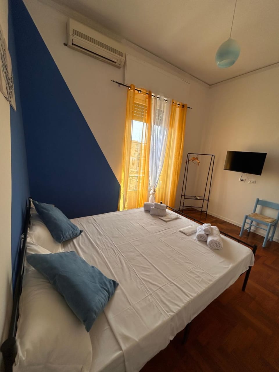 Communal lounge/ TV room, Bed, TV and multimedia, Photo of the whole room, Bedroom, towels, air conditioner