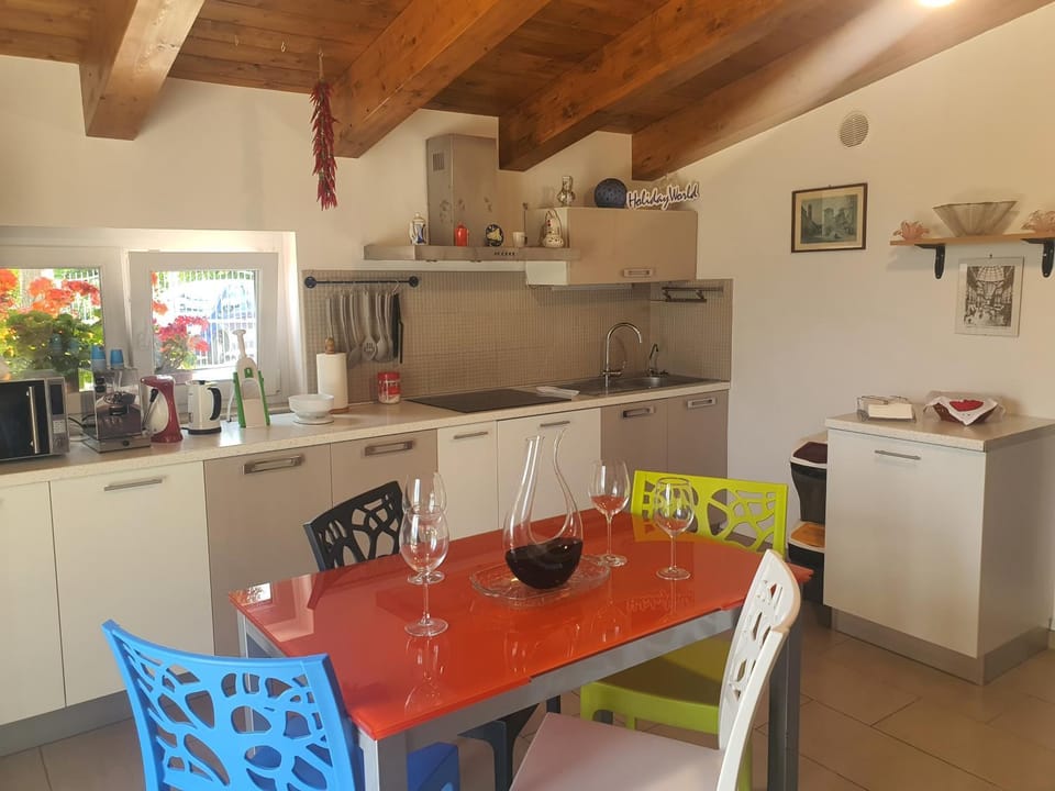Kitchen or kitchenette, Dining area, stove