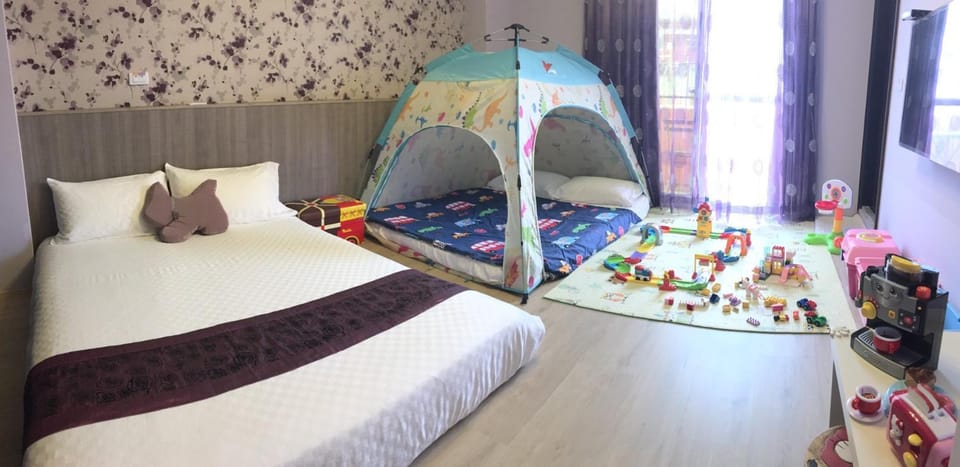 Photo of the whole room, Decorative detail, bunk bed