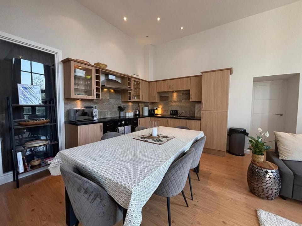 Kitchen or kitchenette, Living room, Seating area, Dining area, stove, toaster