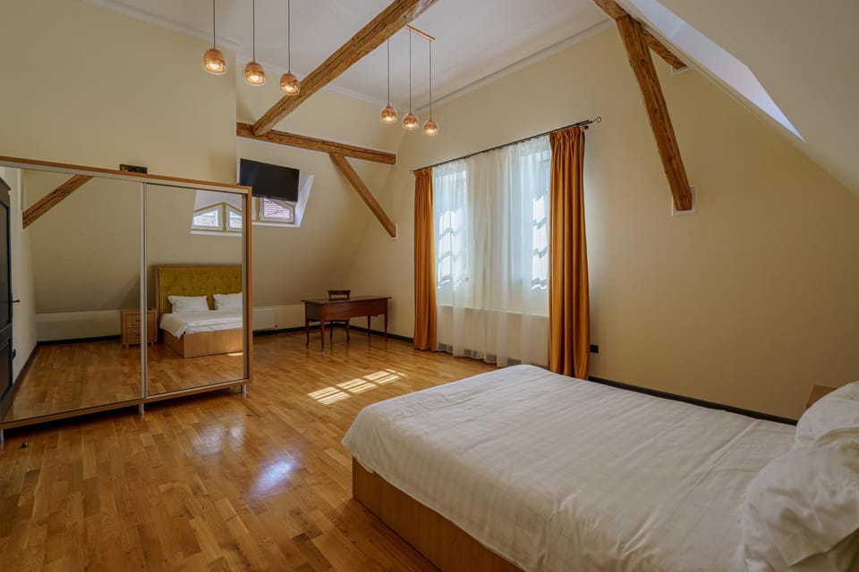 Bed, TV and multimedia, Photo of the whole room, Bedroom