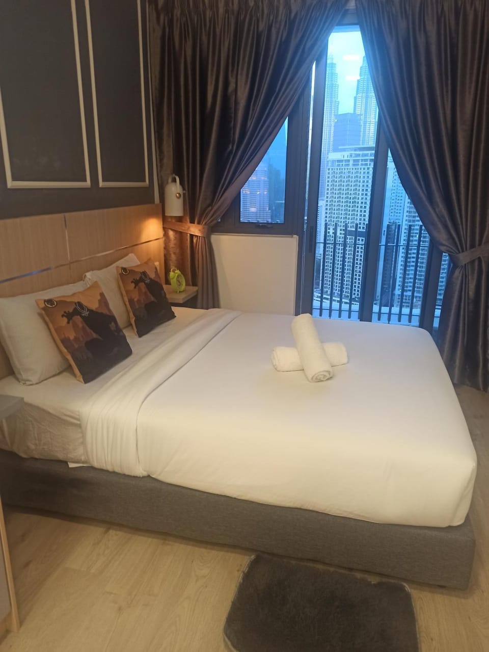 Photo of the whole room, Bedroom