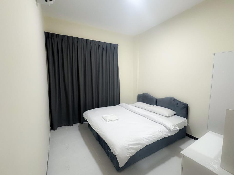 Photo of the whole room, Bedroom