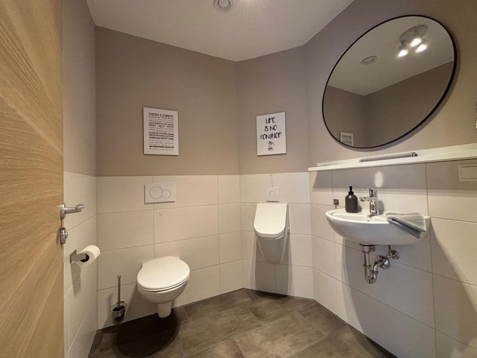 Toilet, bidet