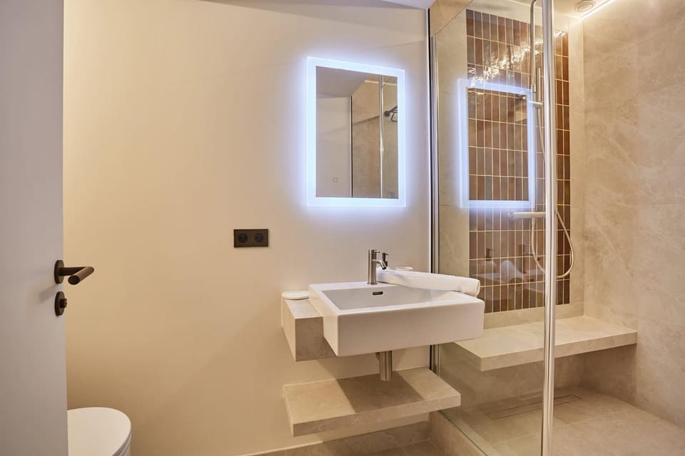 Shower, towels