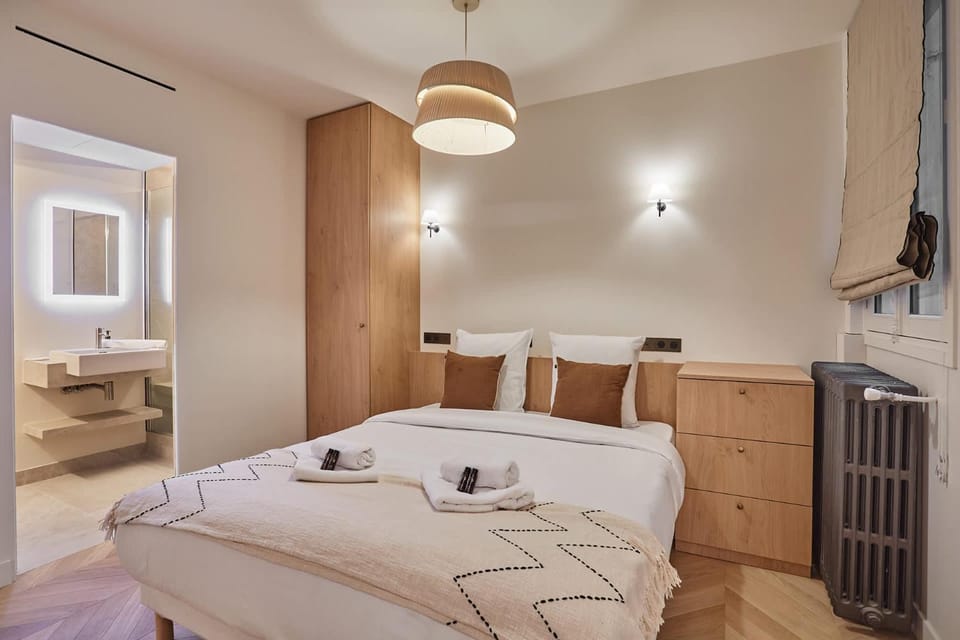 Bed, towels