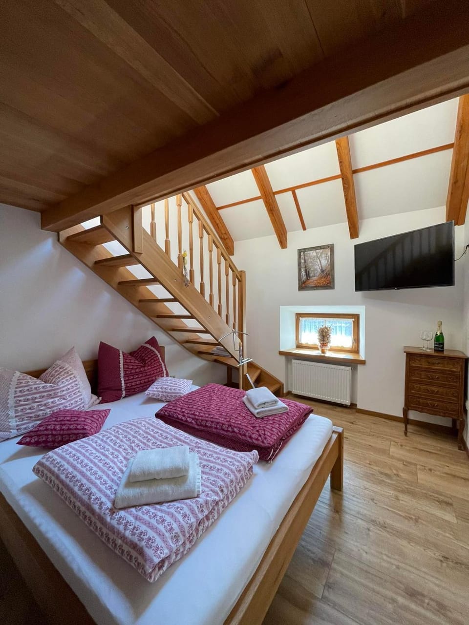 Bed, TV and multimedia, Photo of the whole room, Bedroom, towels