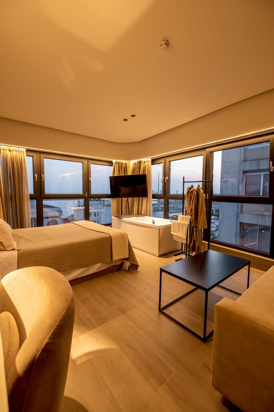 Bed, TV and multimedia, Photo of the whole room, Bedroom