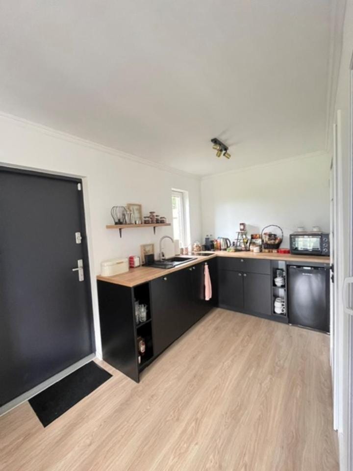 Kitchen or kitchenette, oven, stove