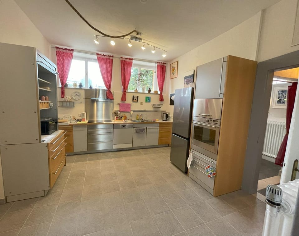 Kitchen or kitchenette, dishwasher, stove