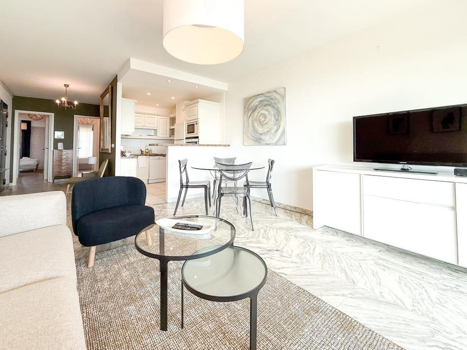 Communal lounge/ TV room, Kitchen or kitchenette, Living room, Seating area, Dining area
