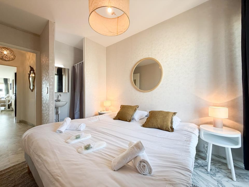 Shower, Bed, Photo of the whole room, Bedroom, towels