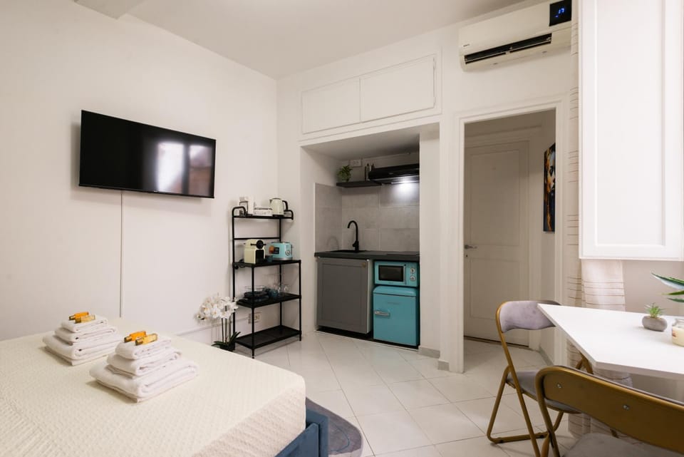 Bed, TV and multimedia, Kitchen or kitchenette, Dining area, Bedroom, air conditioner