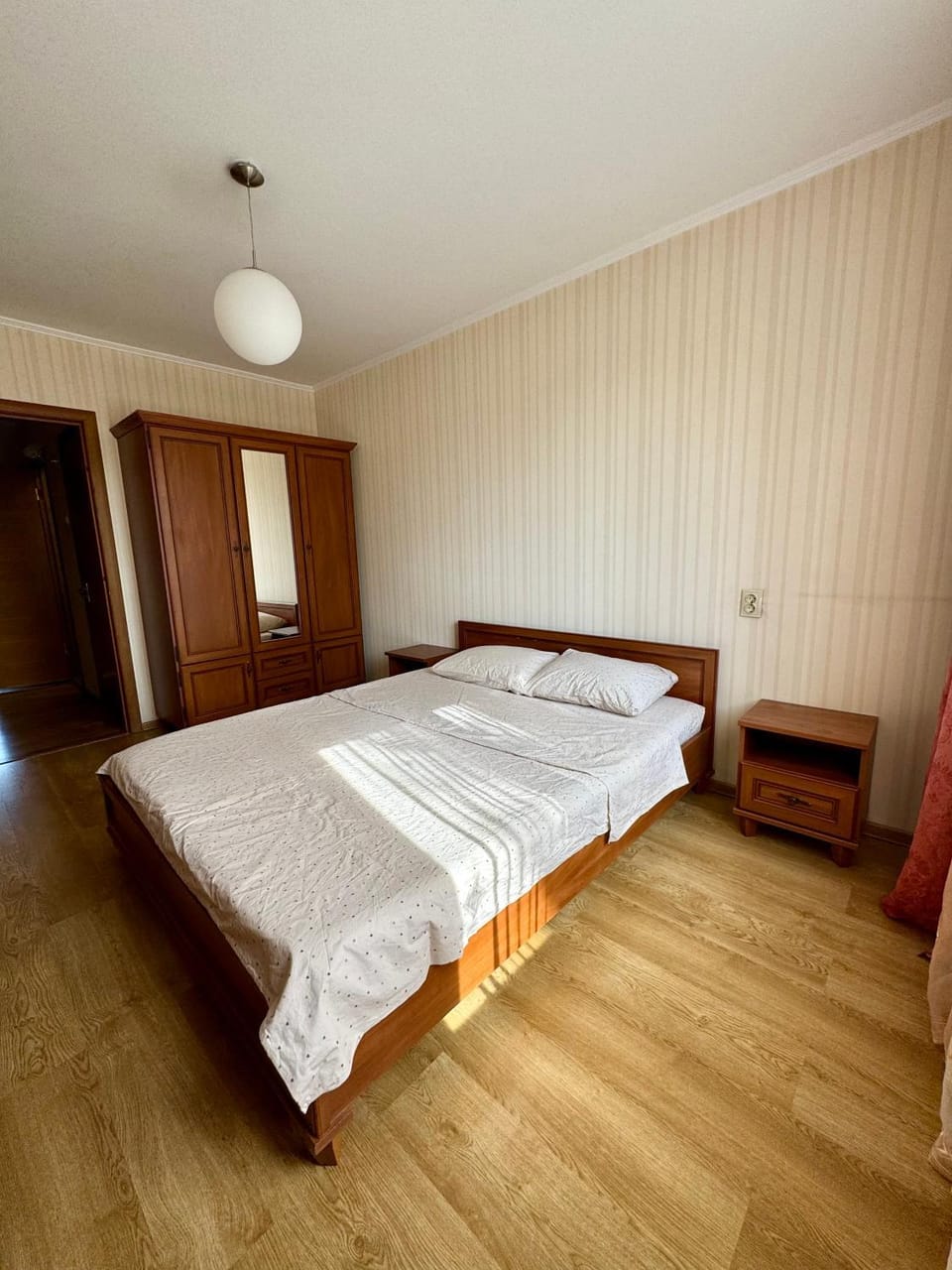 Апартаменти з трьома окремими спальнями! Третій поверх, ремонт! Apartment in Ukraine