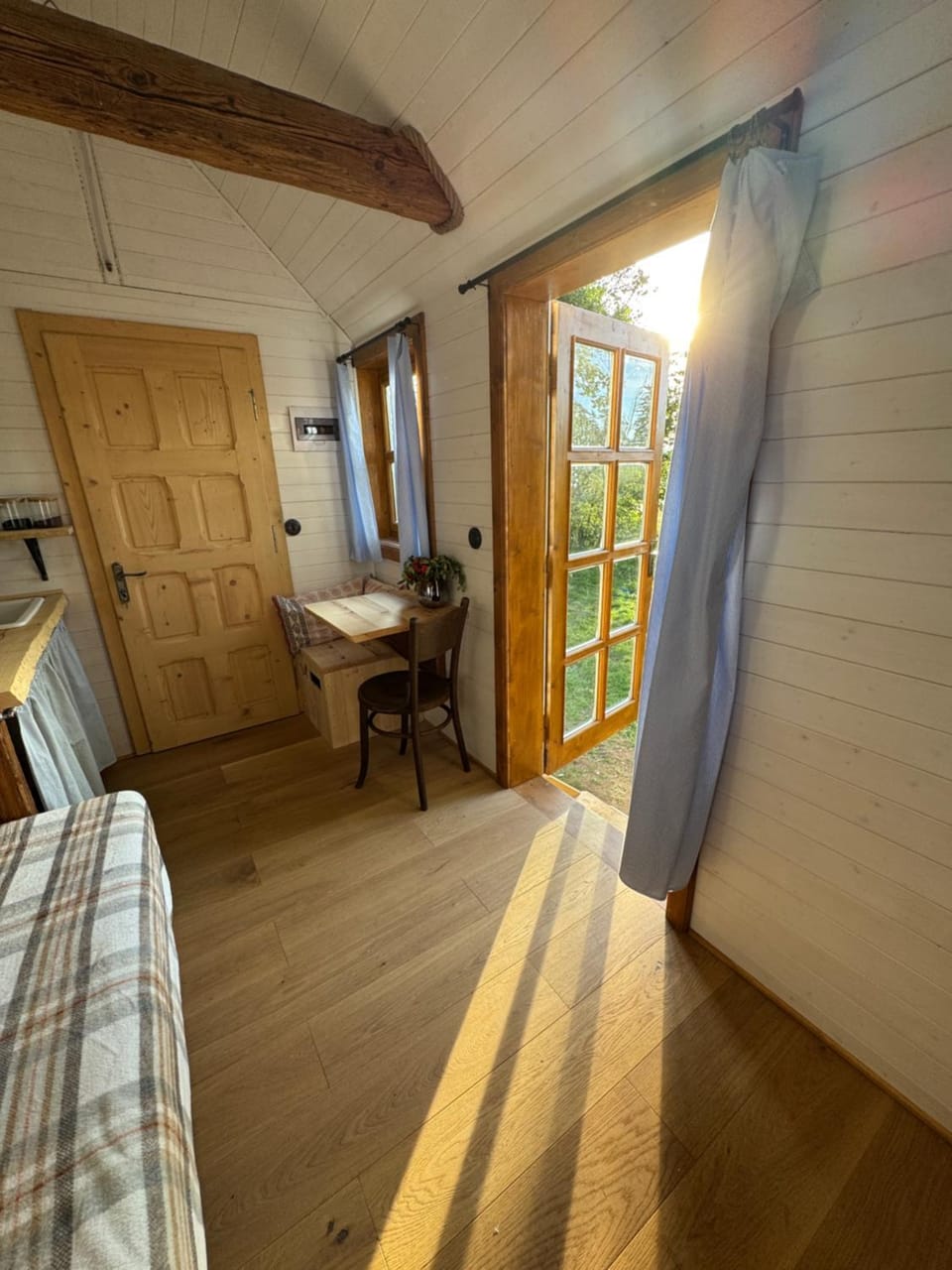 Chaloupka s odklápěcí střechou Luxury tent in Czechia