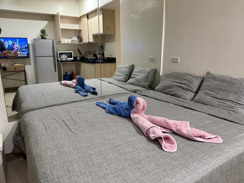 Bed, TV and multimedia, Kitchen or kitchenette, Living room, Photo of the whole room, Seating area, Bedroom, minibar, towels