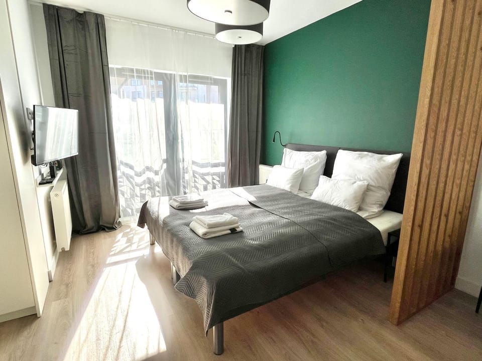 Bed, TV and multimedia, towels