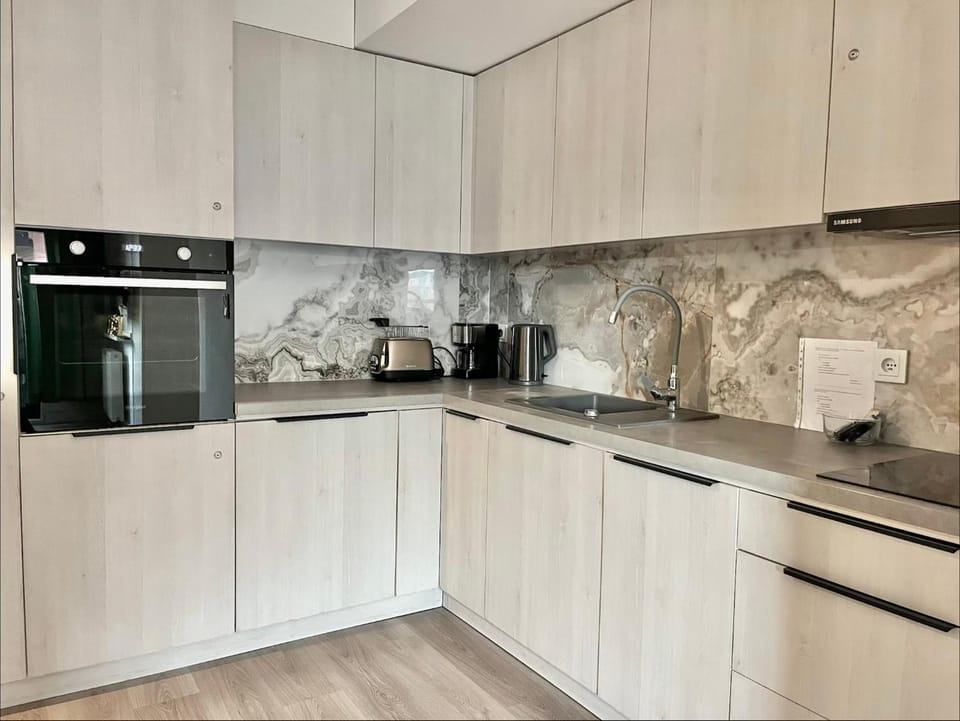 Coffee/tea facilities, Kitchen or kitchenette, dishwasher, oven, stove, toaster