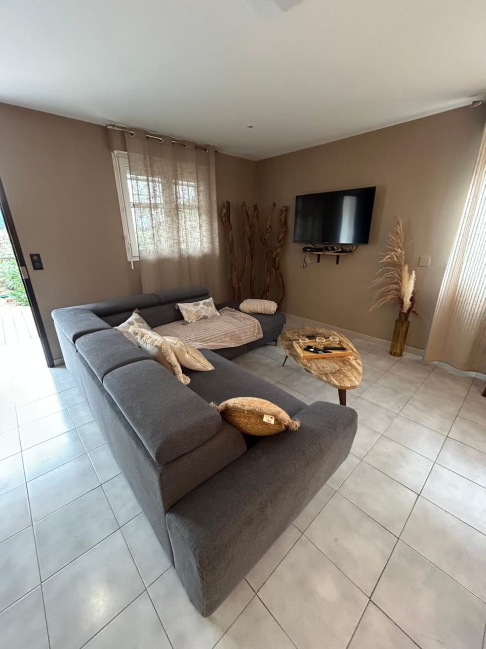 Bed, TV and multimedia, Living room, Seating area