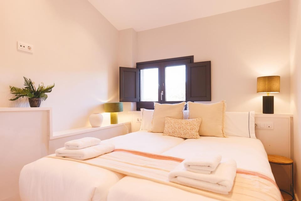 Bed, Bedroom, towels