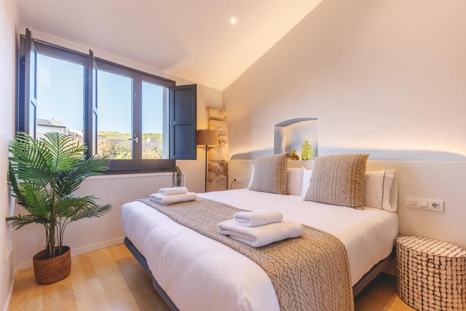 Bed, Bedroom, towels