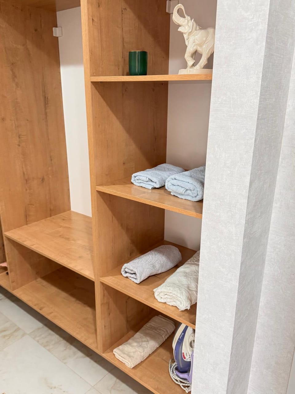 towels, wardrobe